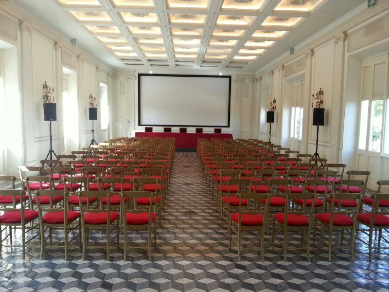 allestimento teatrale con sedie in velluto rosse