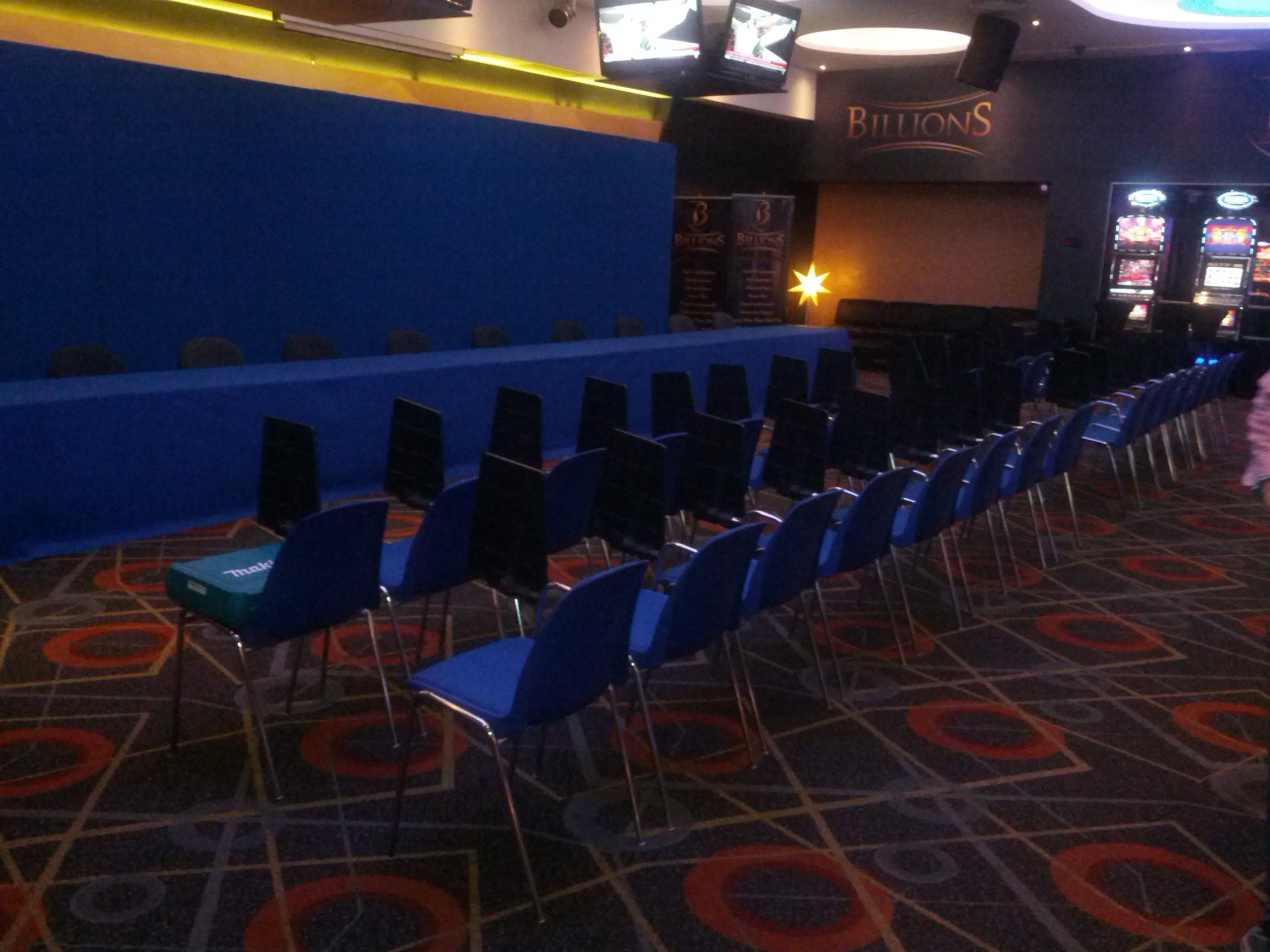 allestimento sedie e palco per spettacolo teatrale