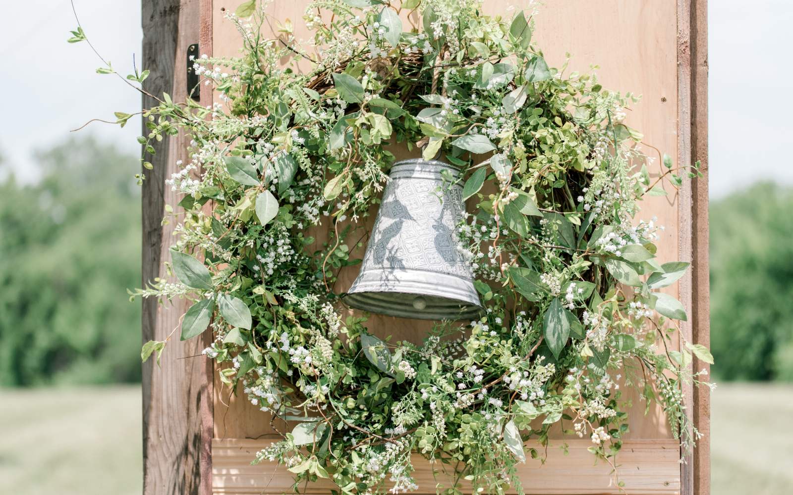 ghirlanda shabby chic con campana in metallo per matrimonio